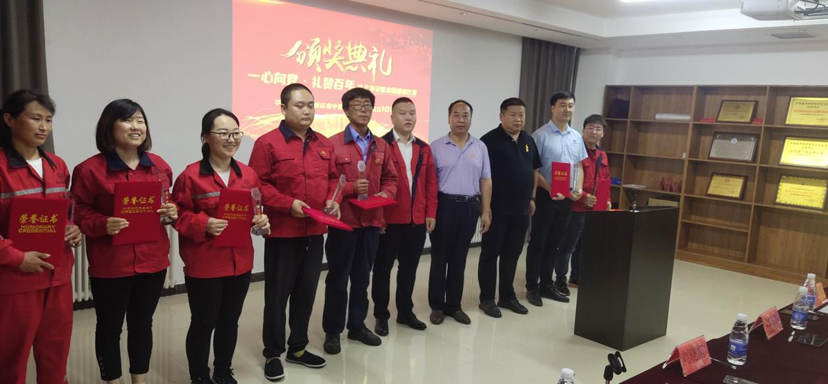 副总经理高向东、周海城为获奖人员颁发奖杯与证书 副总经理高向东、周海城为获奖人员颁发奖杯与证书